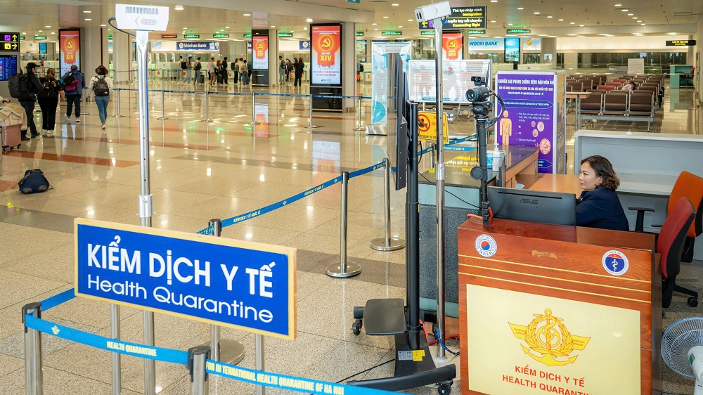 Đội Y tế khẩn nguy tại Nội Bài siết chặt giám sát hành khách ngăn virus Nipah