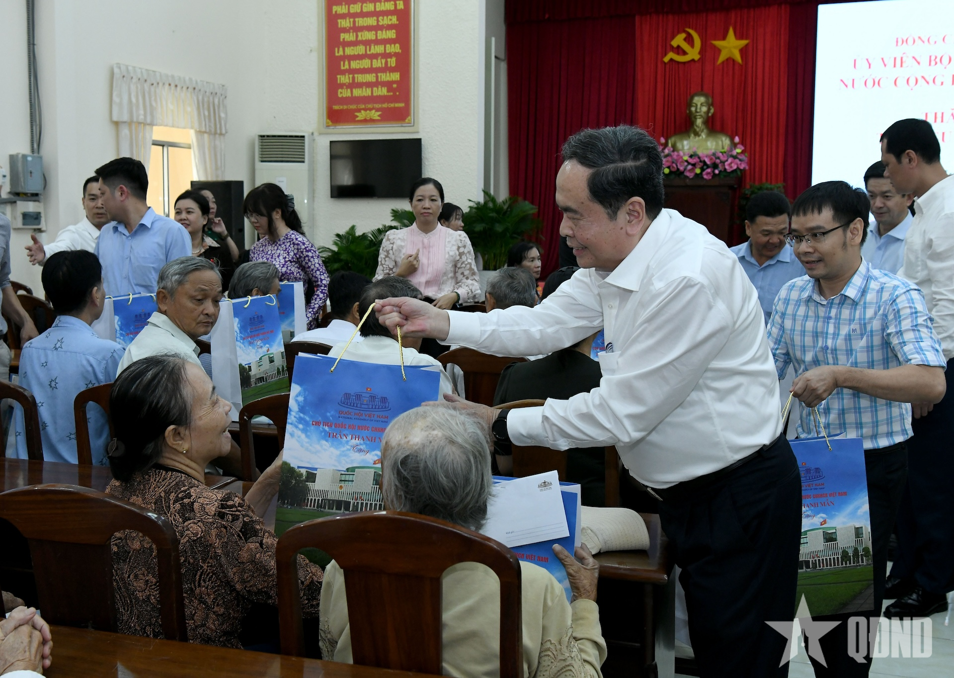 Chủ tịch Quốc hội Trần Thanh Mẫn tặng quà gia đình chính sách, hộ nghèo tại phường Bình Thủy (Cần Thơ)