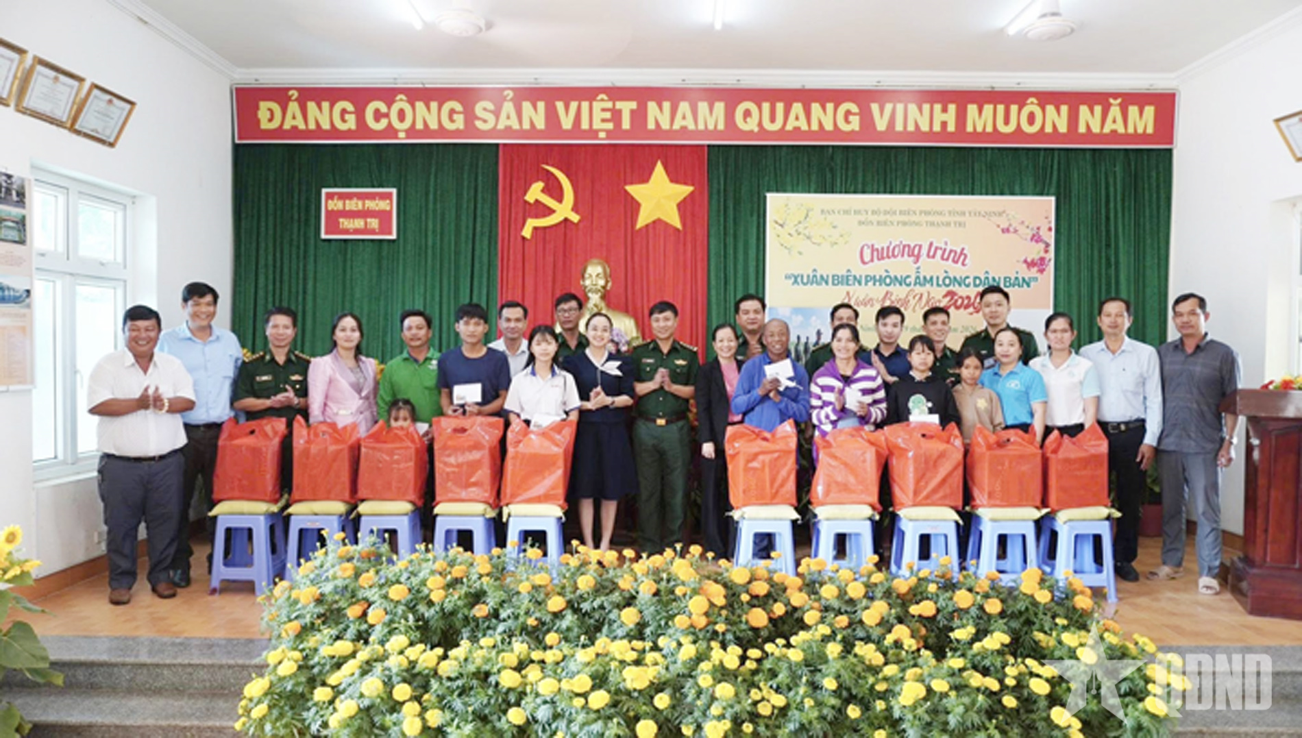 Tây Ninh: Bộ đội trao quà, bà con vui Tết