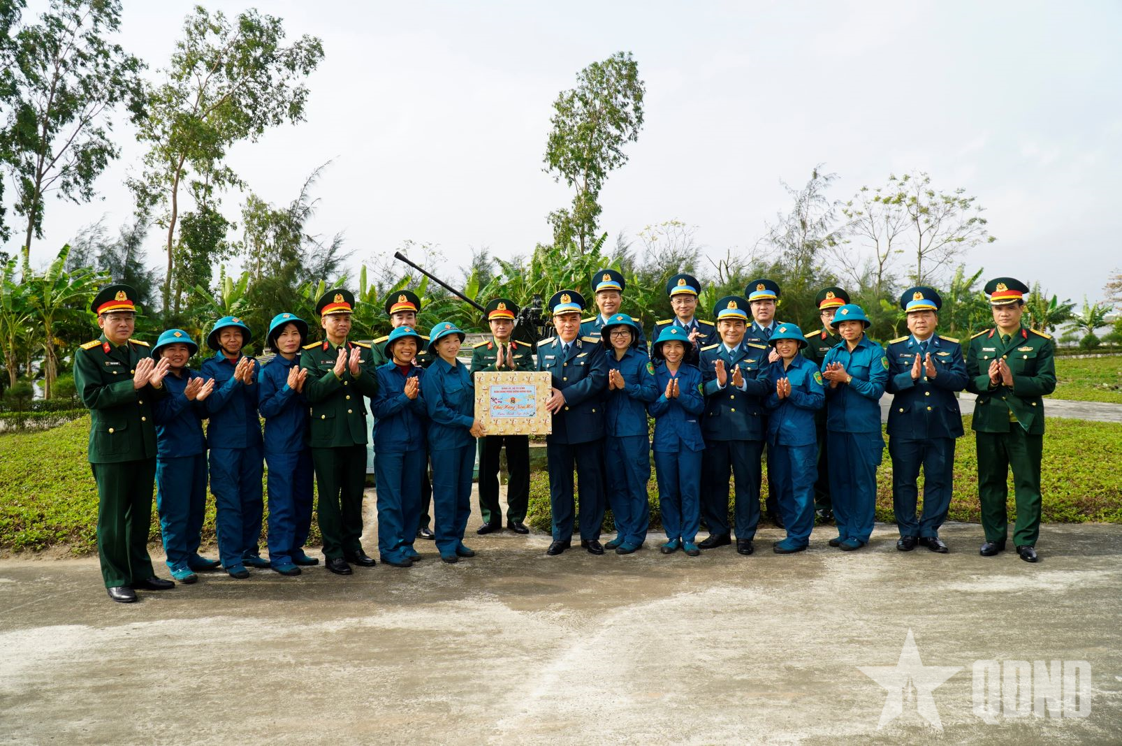 Bộ CHQS tỉnh Hưng Yên kiểm tra sẵn sàng chiến đấu, chúc Tết Đại đội Dân quân gái