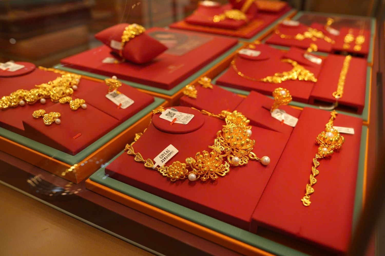 Giá vàng hôm nay (1-2): Giảm mạnh gần 10 triệu đồng/lượng ở một số thương hiệu