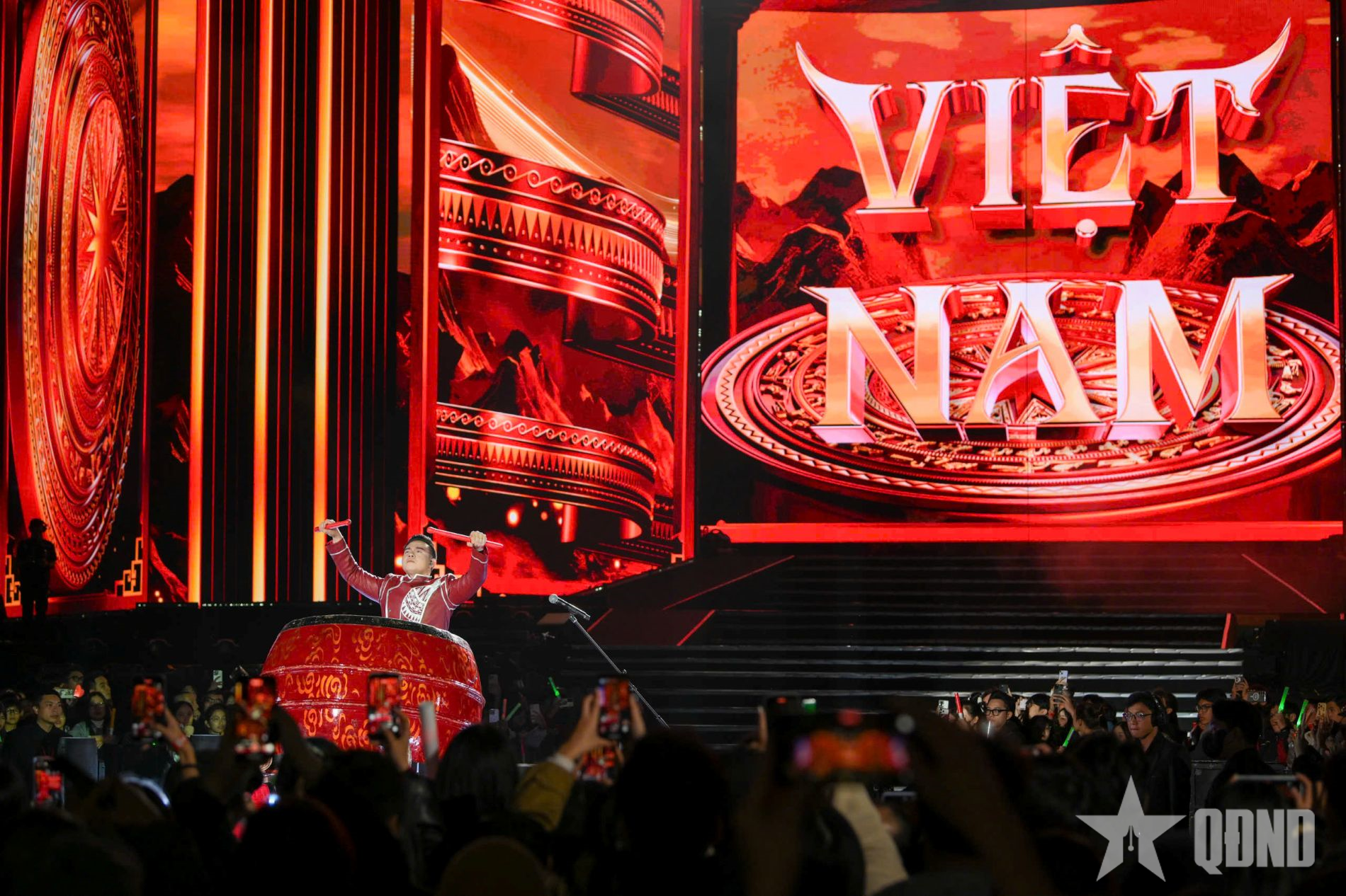 Hà Nội rực rỡ đêm Hòa nhạc ánh sáng - Chào năm mới 2026