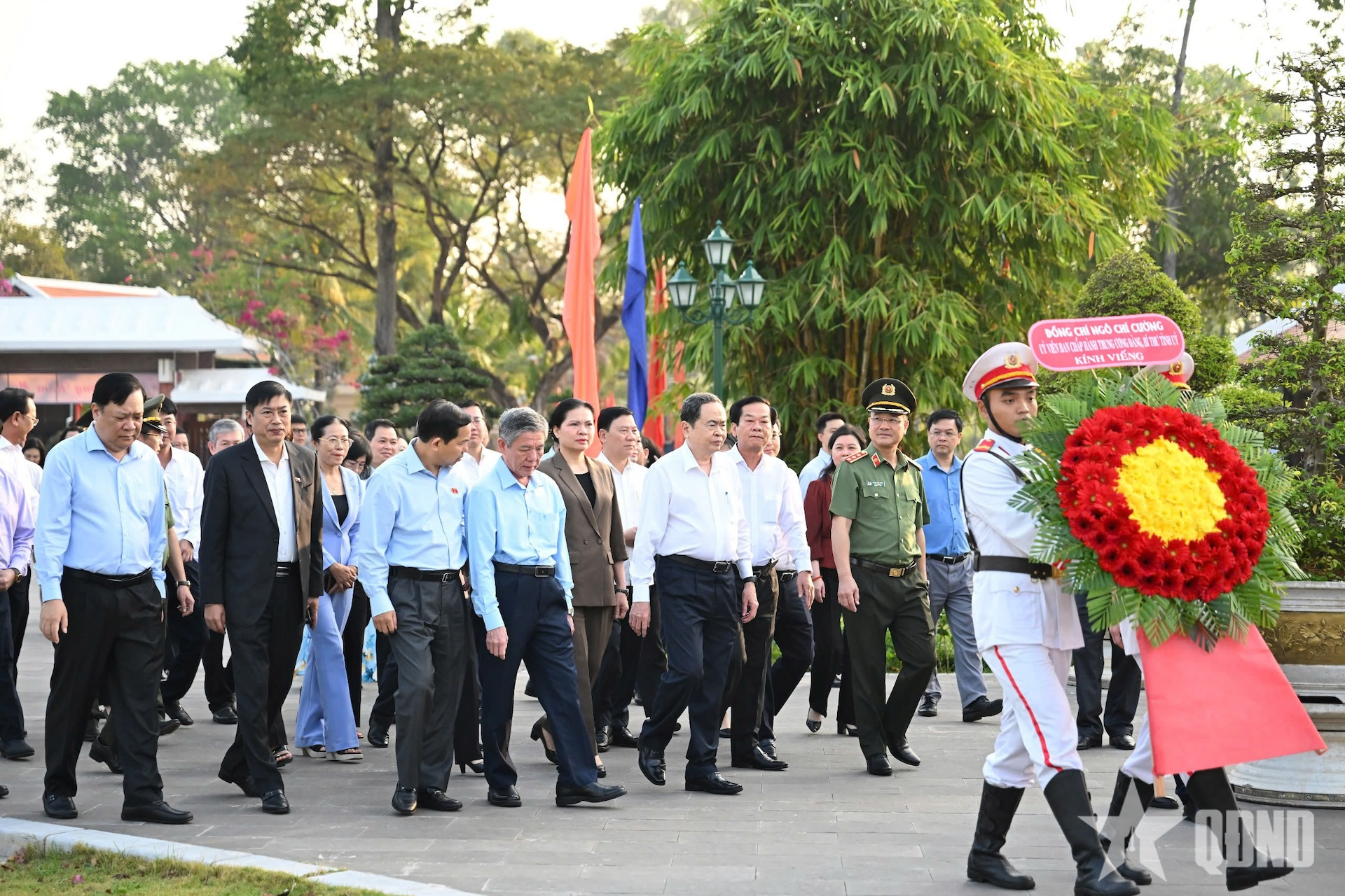 Chủ tịch Quốc hội Trần Thanh Mẫn dâng hương, viếng mộ Cụ Phó bảng Nguyễn Sinh Sắc