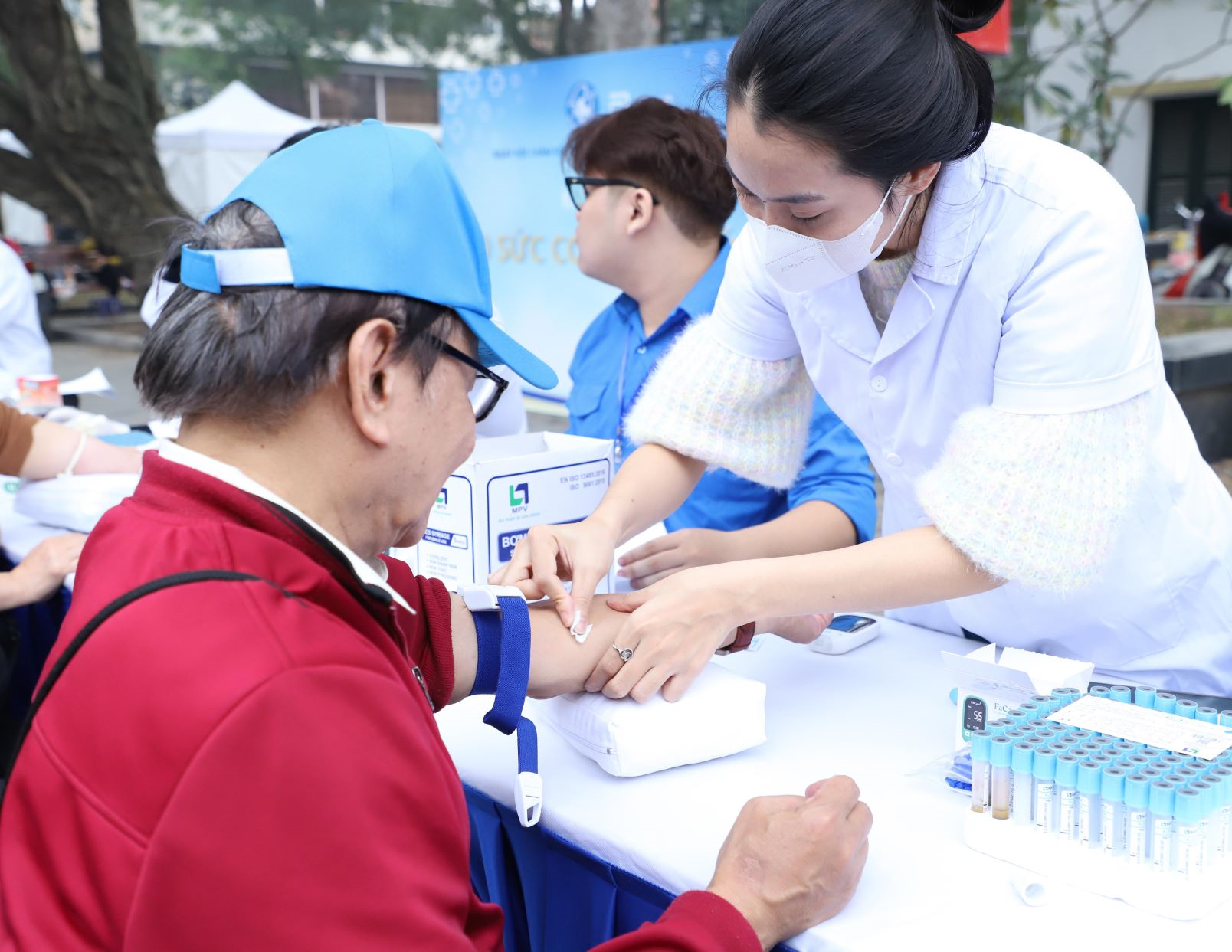 Hơn 1.000 người cao tuổi Thủ đô được khám bệnh, tư vấn sức khỏe miễn phí