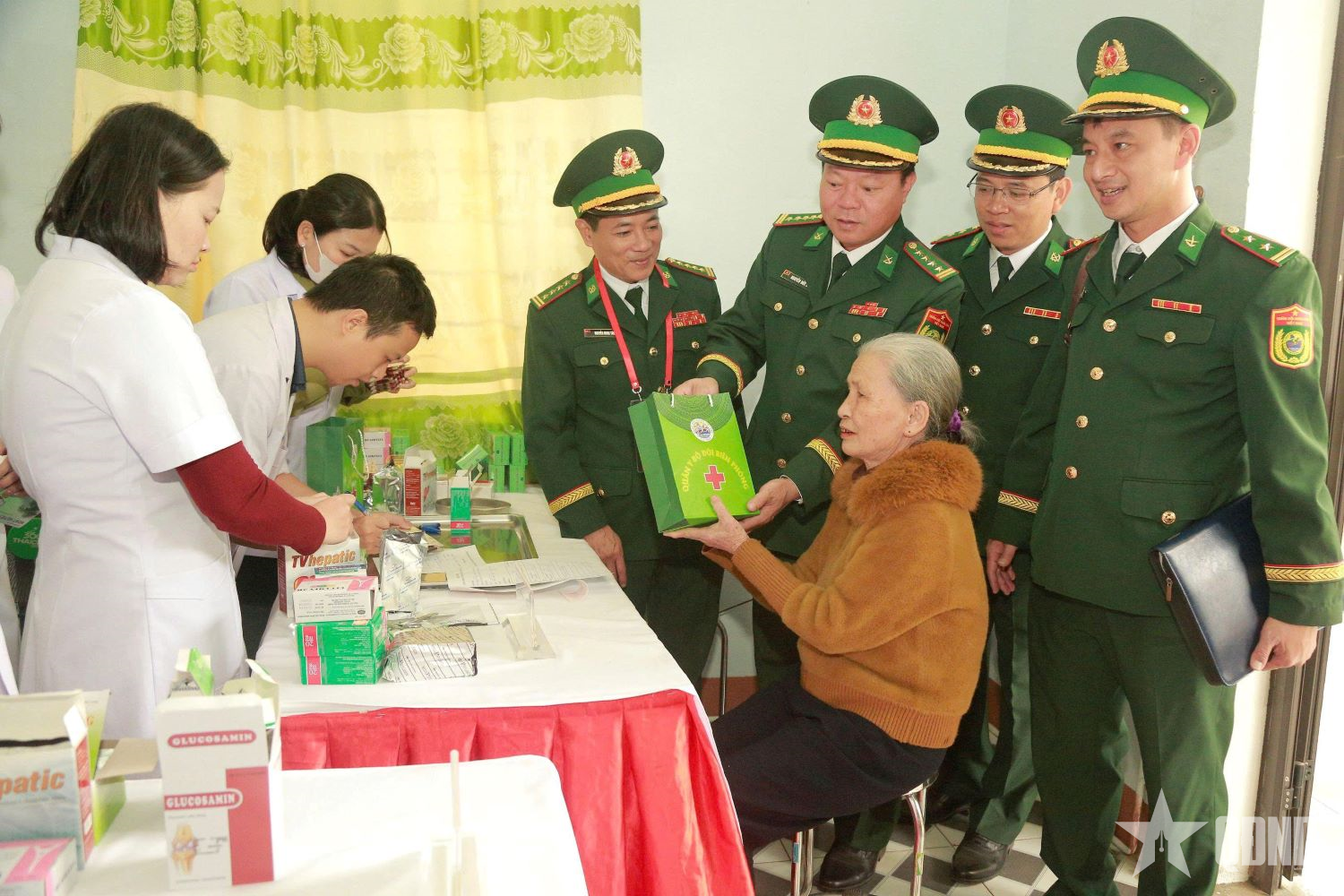 Khám bệnh, cấp thuốc miễn phí cho hơn 700 người dân biên giới Hà Tĩnh