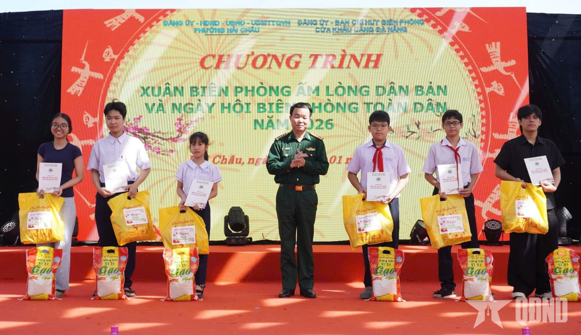 Biên phòng cửa khẩu Cảng Đà Nẵng trao quà tặng các gia đình có hoàn cảnh khó khăn