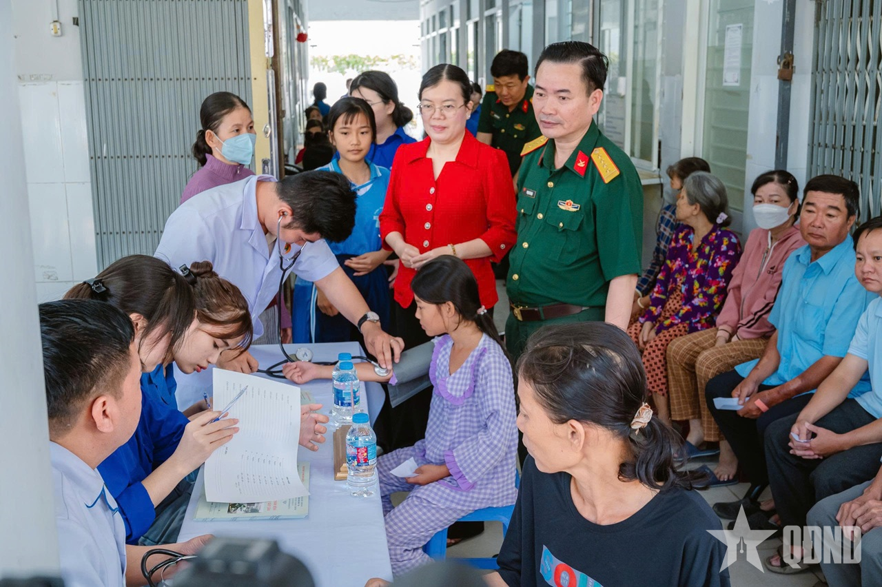 Bệnh viện Quân y 120 (Quân khu 9): Khám bệnh, cấp thuốc miễn phí, trao quà tại An Giang