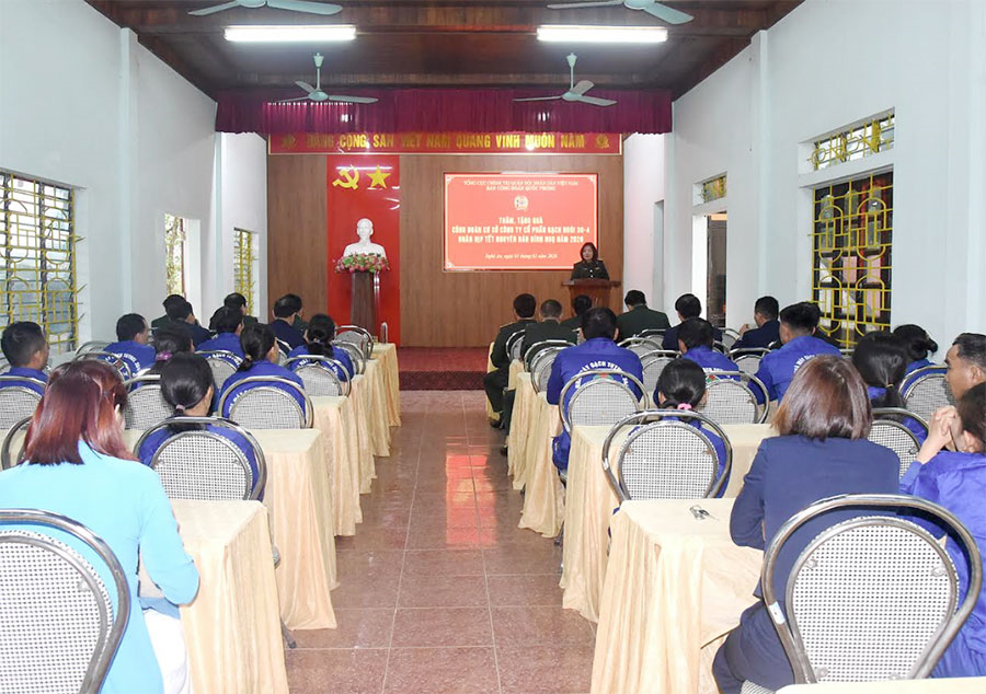Ban Công đoàn Quốc phòng thăm, tặng quà đoàn viên có hoàn cảnh khó khăn tại Quân khu 4
