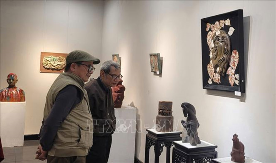 Trưng bày gần 100 tác phẩm gốm độc bản của hơn 40 tác giả