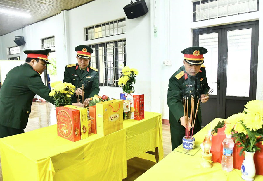 Sư đoàn 968 (Quân khu 4) kiểm tra công tác tìm kiếm hài cốt liệt sĩ tại Quảng Trị