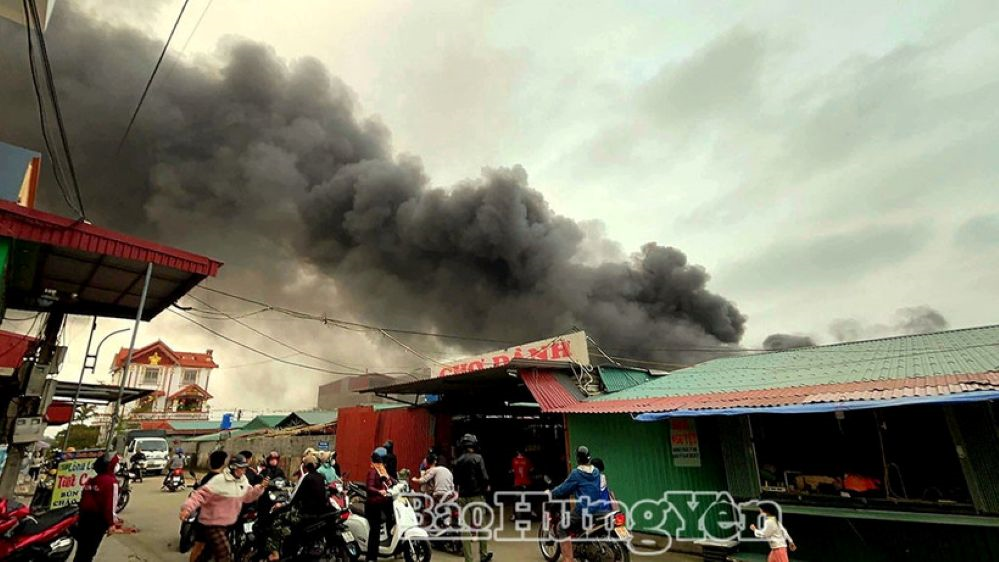 Khẩn trương điều tra nguyên nhân cháy chợ Dành ở Hưng Yên