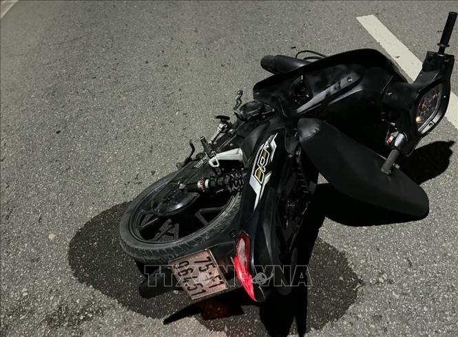 Xe mô tô mất kiểm soát lao vào cột điện, hai người tử vong