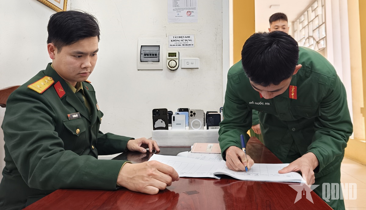 Tổ chức cho chiến sĩ sử dụng điện thoại di động: Bước đầu cho kết quả khả quan