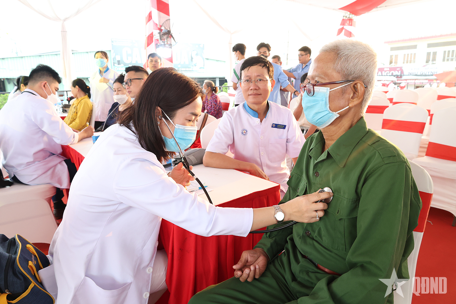 Tri ân người có công trong chương trình “Ngày hội những người Anh hùng” tại Cần Thơ