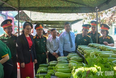 View - 	Cán bộ, chiến sĩ Tổng cục Hậu cần - Kỹ thuật tổ chức Phiên chợ 0 đồng