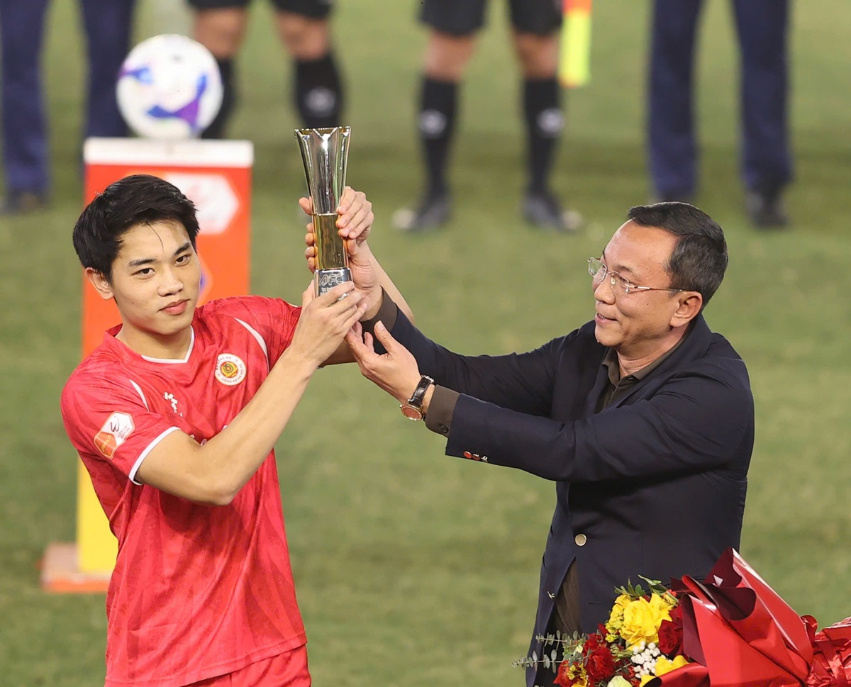 Đình Bắc nhận cúp biểu trưng “Vua phá lưới” giải U23 châu Á

