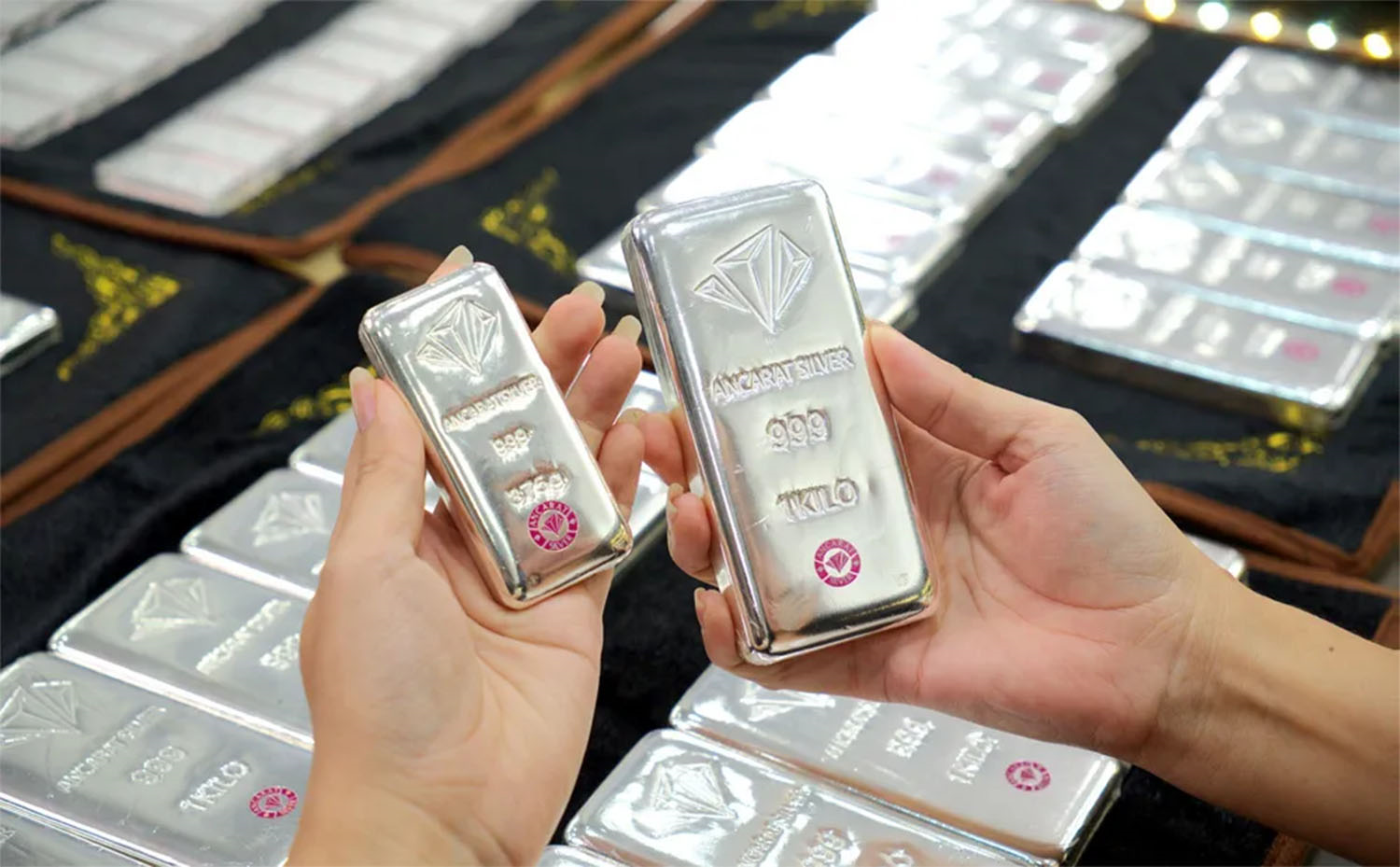 Giá bạc giảm hơn 22% chỉ trong một tuần