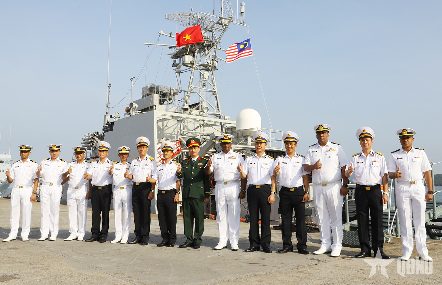 Tàu 17 cập cảng Lumut, bắt đầu chuyến thăm Malaysia