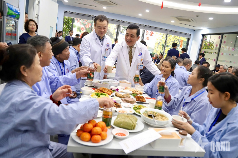 Ấm lòng bữa cơm tất niên tại Bệnh viện K