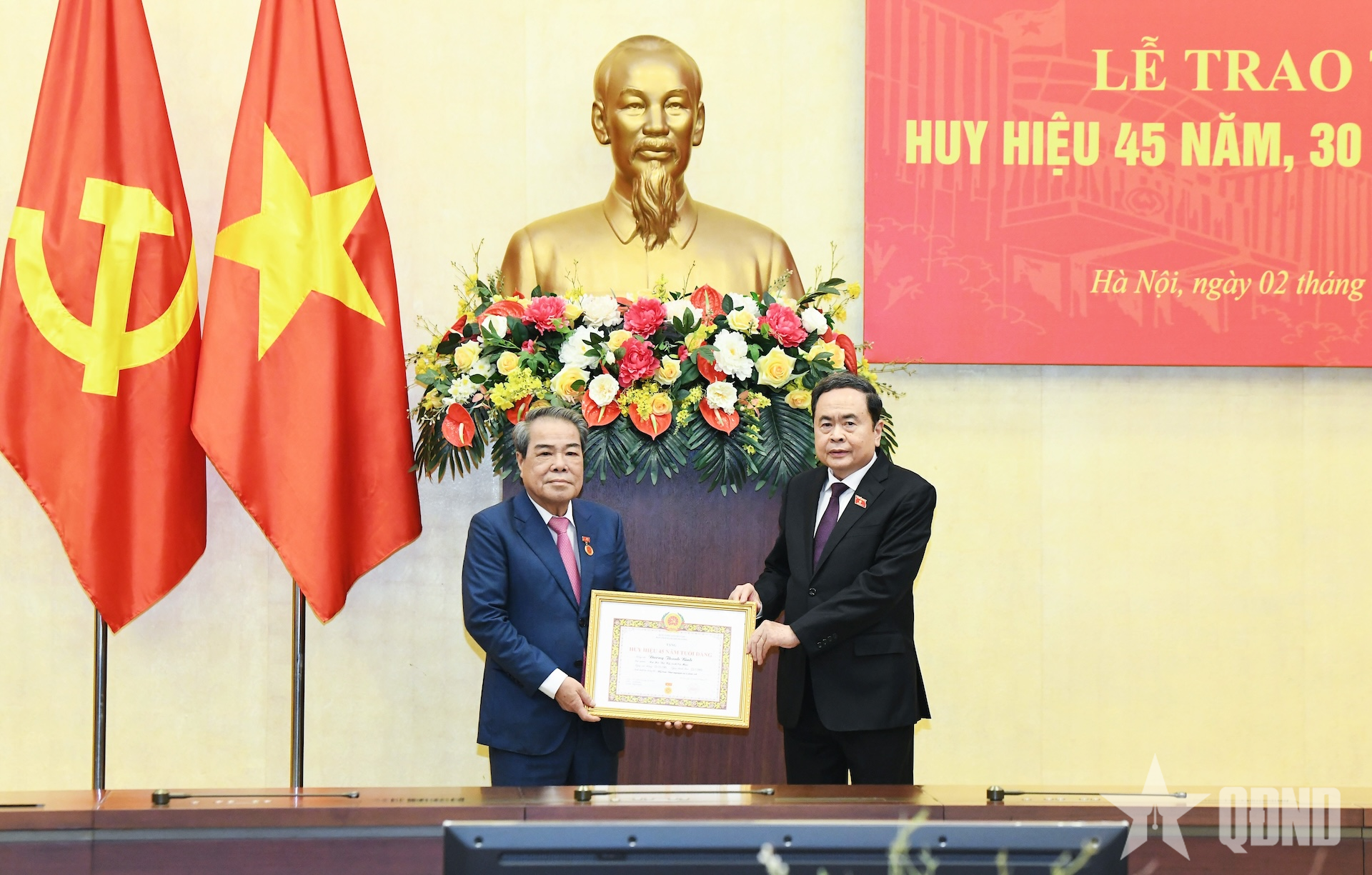 Chủ tịch Quốc hội chủ trì Lễ trao tặng Huy hiệu 45 năm, 30 năm tuổi Đảng