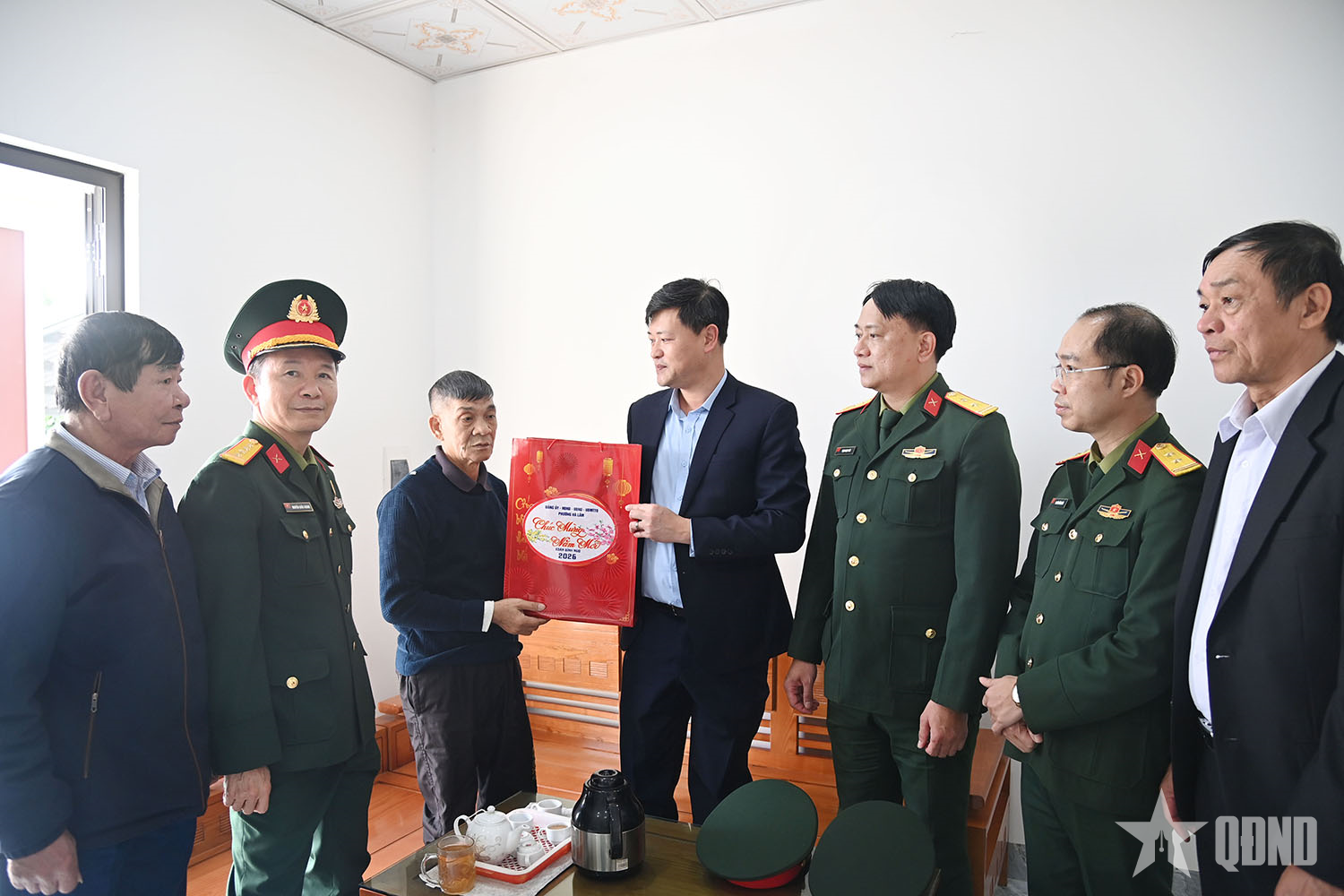 Quảng Ninh: Thăm, tặng quà gia đình cựu chiến binh và thanh niên tình nguyện nhập ngũ 