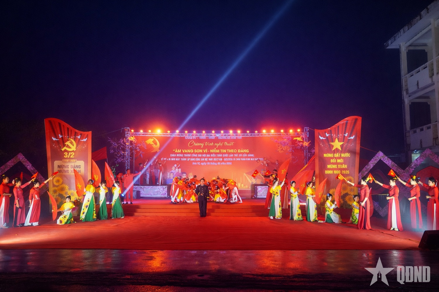 Sôi nổi chương trình nghệ thuật chào mừng 96 năm Ngày thành lập Đảng tại xã biên giới Sơn Vĩ

