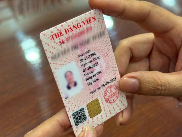 Pháp luật quy định như thế nào về việc phát thẻ và quản lý, sử dụng thẻ đảng viên?