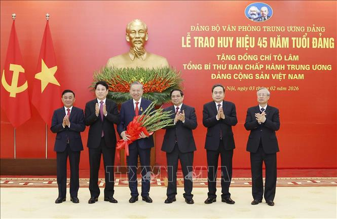 Trao Huy hiệu 45 năm tuổi Đảng tặng Tổng Bí thư Tô Lâm