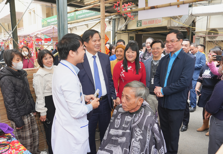 Bệnh viện Bạch Mai: “Chợ Tết yêu thương” mang Tết ấm áp đến với người bệnh