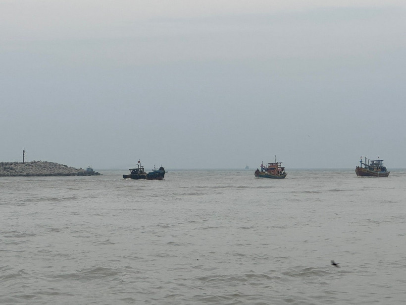 Chìm tàu cá, 15 thuyền viên được cứu vớt an toàn