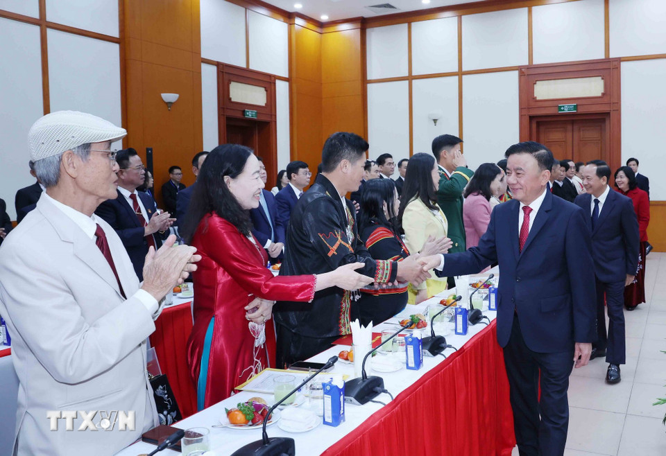 Thường trực Ban Bí thư Trần Cẩm Tú gặp mặt 96 Bí thư chi bộ xuất sắc