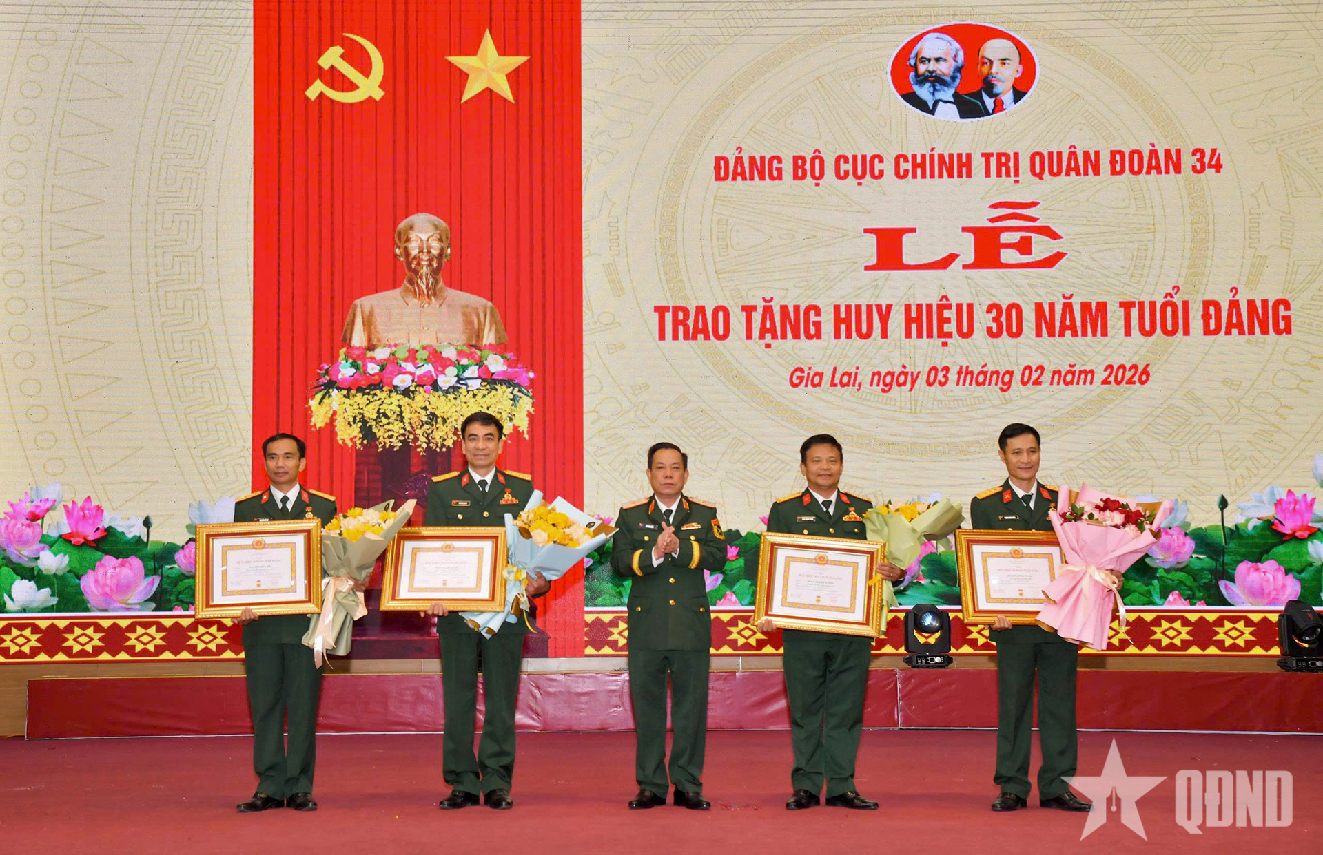 Đảng ủy Cục Chính trị (Quân đoàn 34) tổ chức trao tặng Huy hiệu 30 năm tuổi Đảng