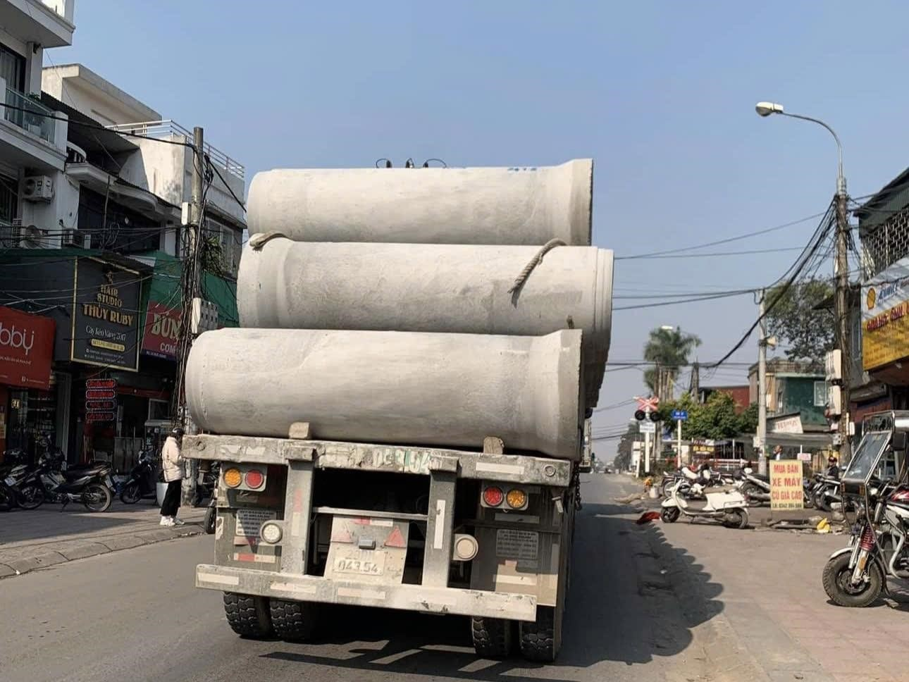 Hà Nội: Xử phạt tài xế xe đầu kéo chở ống cống chằng buộc không bảo đảm an toàn
