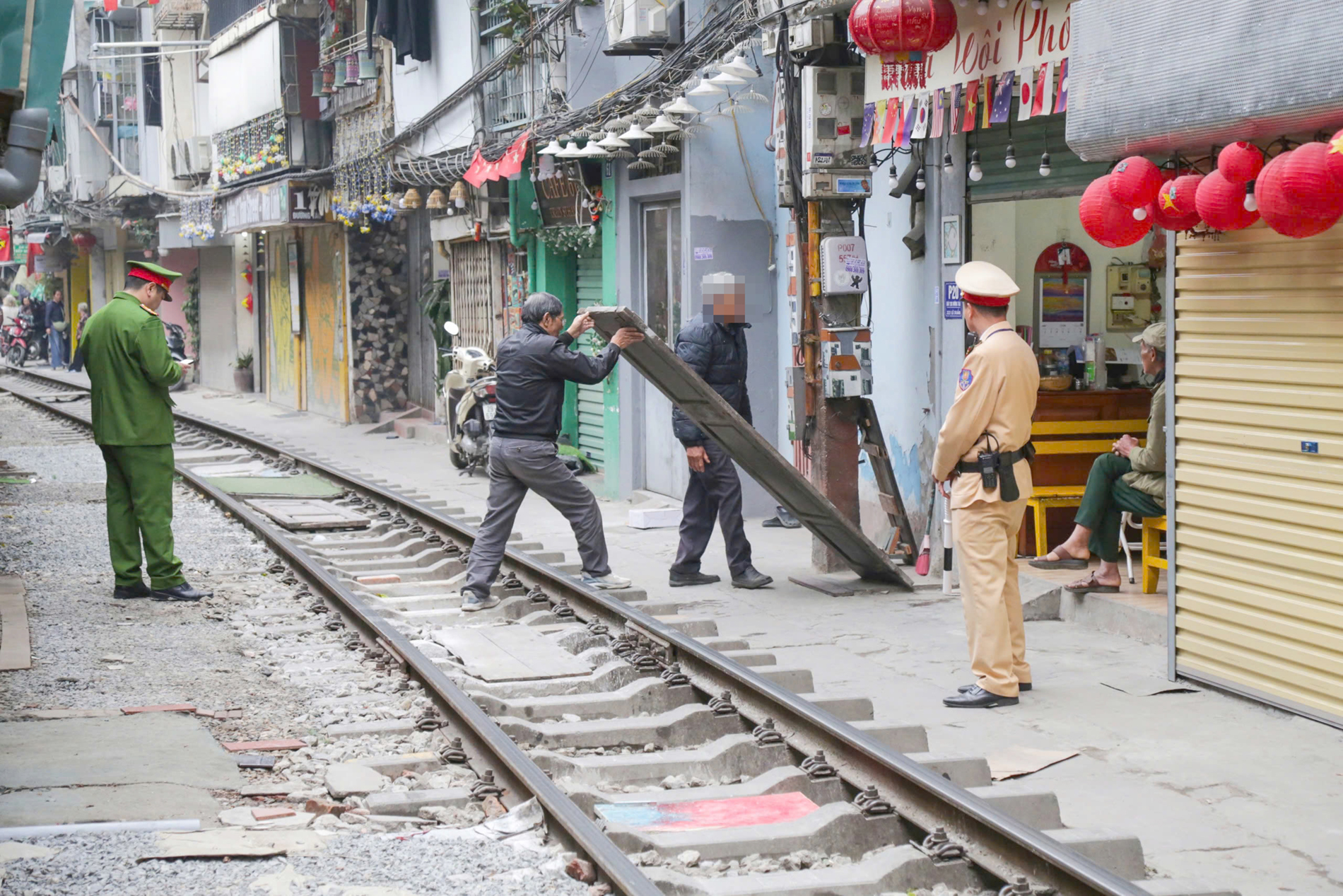 Hà Nội: Nhiều du khách bị cảnh sát mời ra khỏi phố cà phê đường tàu