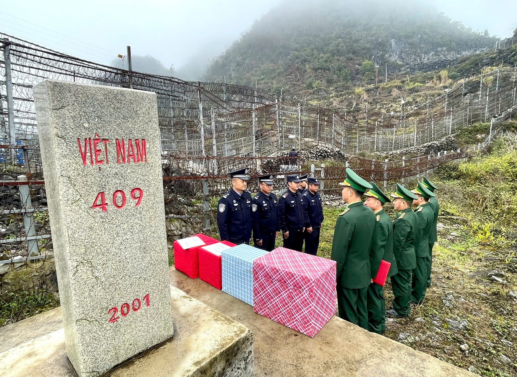 Gặp gỡ, chúc Tết lực lượng quản lý, bảo vệ biên giới Trung Quốc