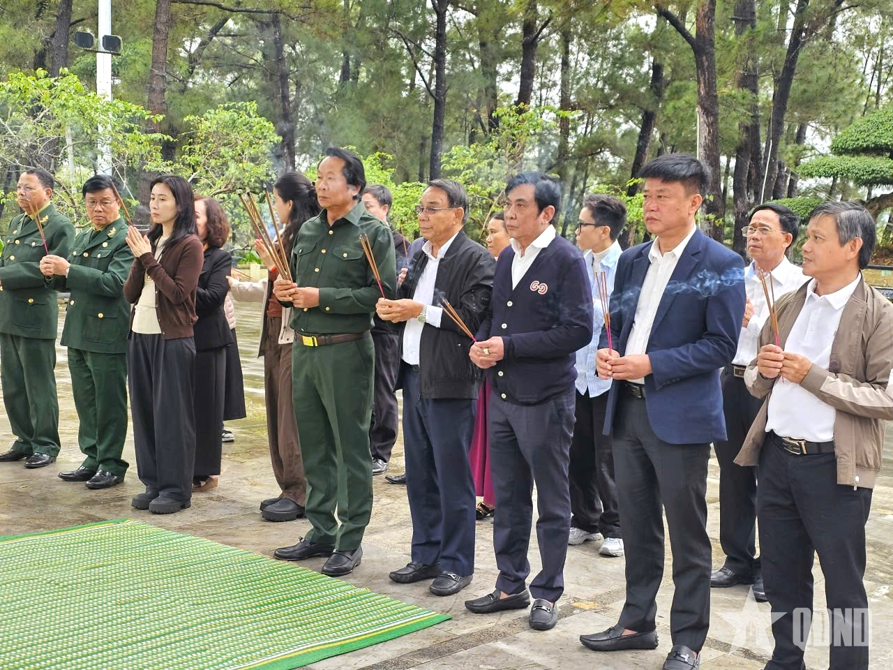 Hội Cựu thanh niên xung phong Việt Nam dâng hương tri ân các Anh hùng liệt sĩ tại Quảng Trị và Hà Tĩnh