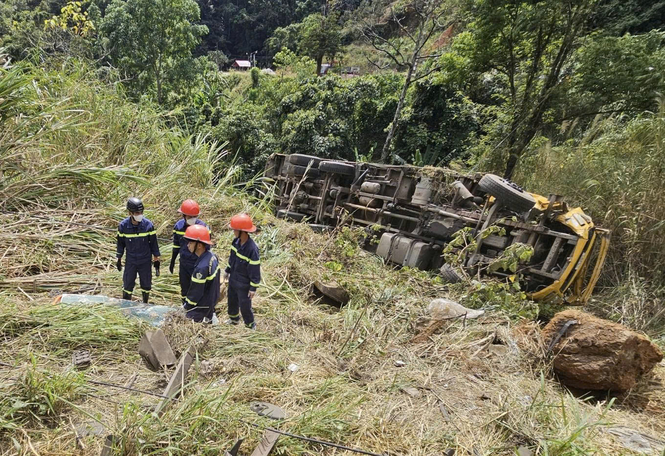 Xe tải lao xuống vực ở khu vực đèo Bảo Lộc, tài xế tử vong


