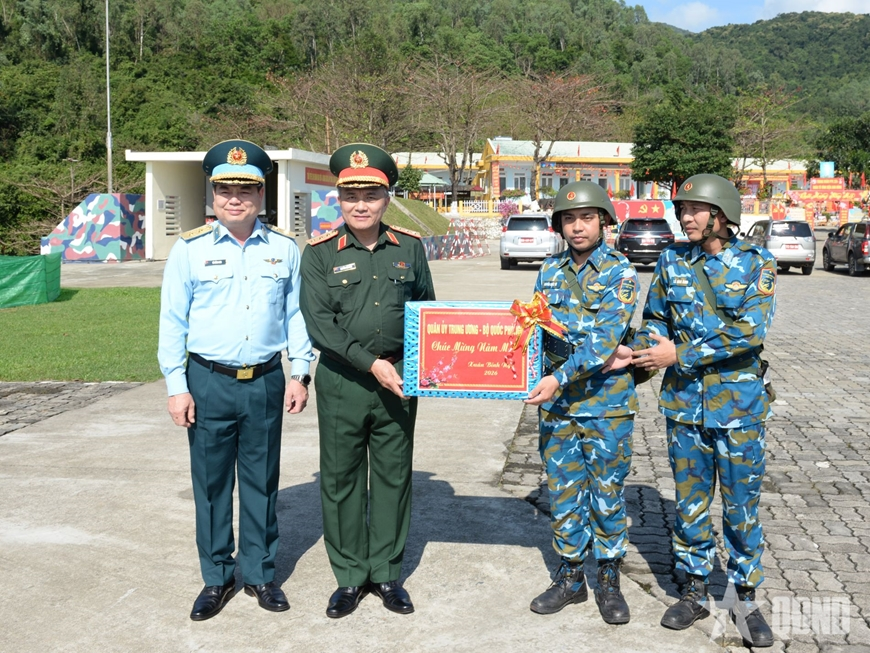 Thượng tướng Nguyễn Văn Hiền kiểm tra, chúc Tết các đơn vị Phòng không - Không quân trên địa bàn Đà Nẵng