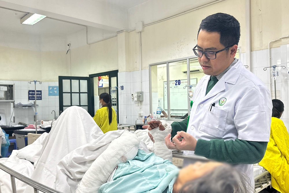 Nữ bệnh nhân 75 tuổi nguy kịch khi bị chó cắn