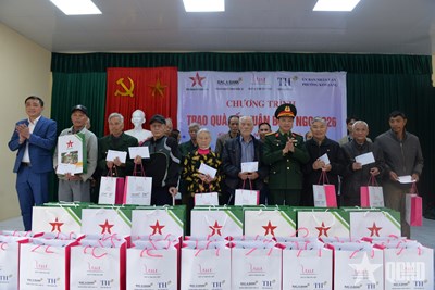 View - Báo Quân đội nhân dân phối hợp trao quà Tết tặng người có công