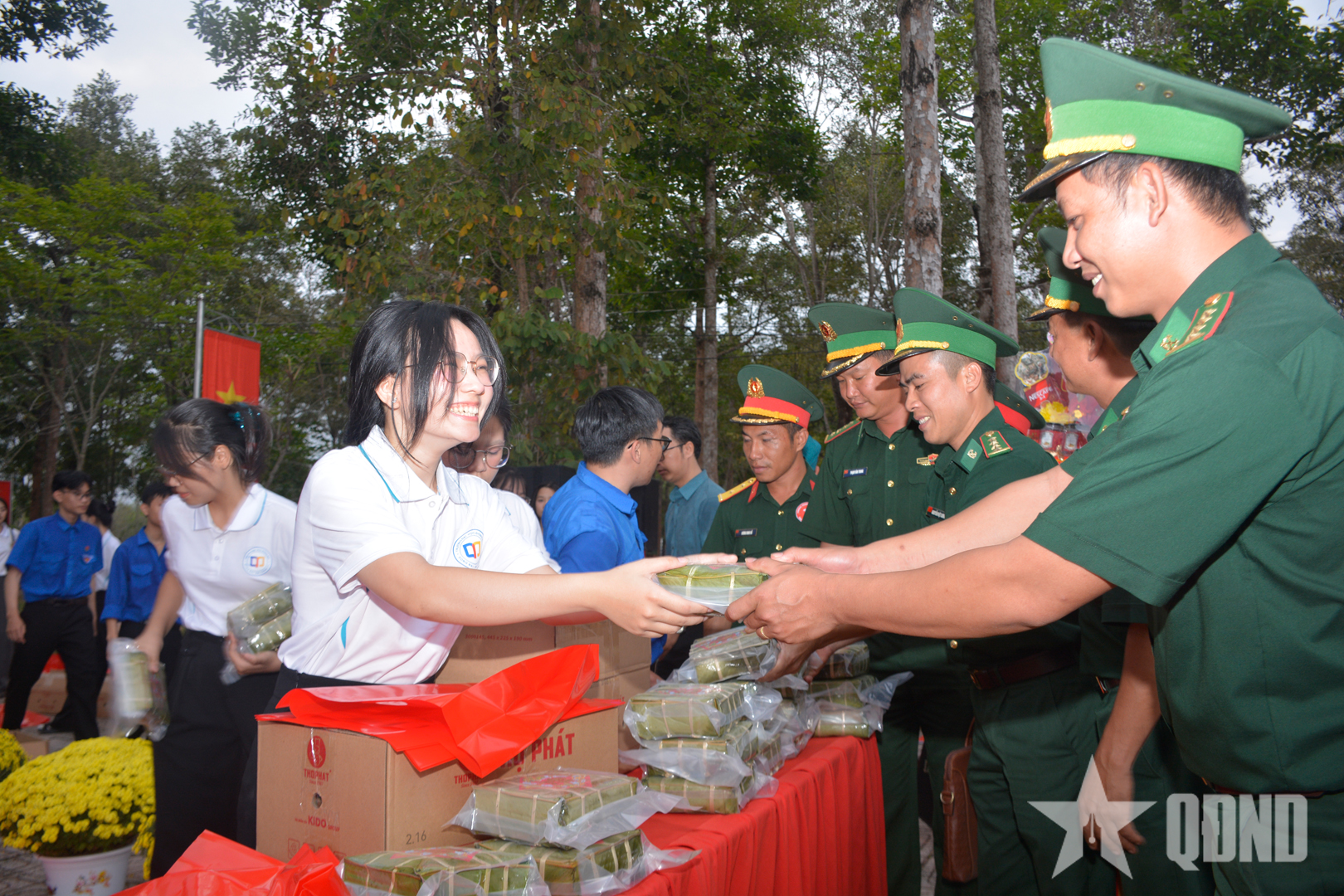 Bộ đội Biên phòng bám đất, bám dân, làm Xuân biên giới thêm rộn ràng