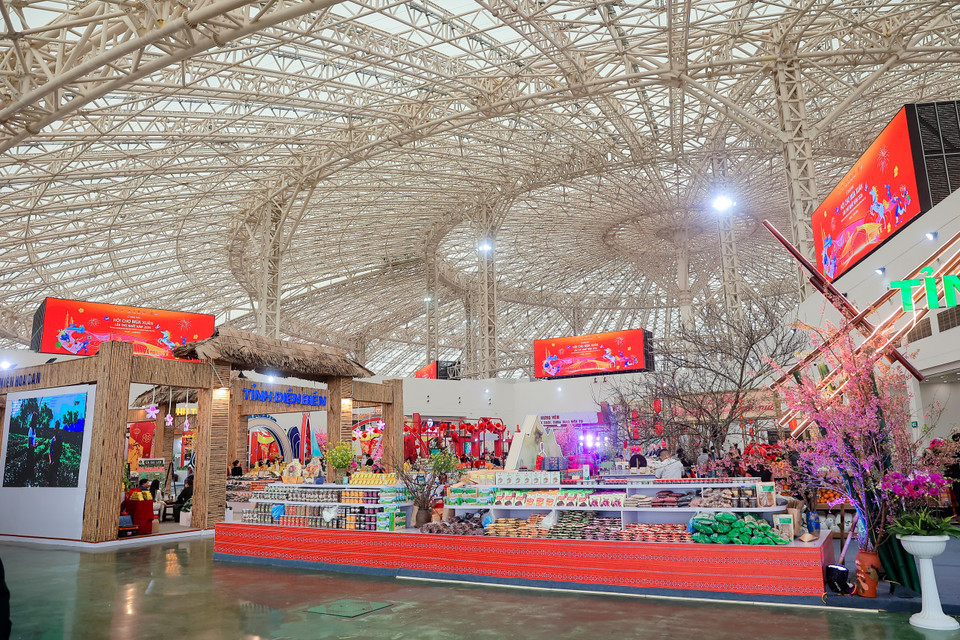 Hàng chục nghìn người tham quan, sắm Tết tại Hội chợ mùa Xuân

