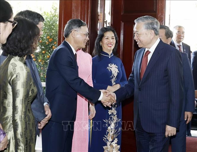 Tổng Bí thư Tô Lâm gặp gỡ cán bộ Đại sứ quán và cộng đồng người Việt Nam tại Lào