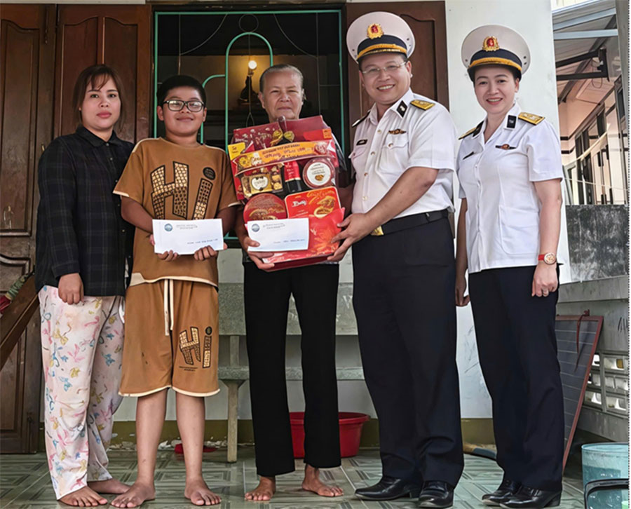 Lữ đoàn 171, Vùng 2 Hải quân thăm, động viên, tặng quà con ngư dân