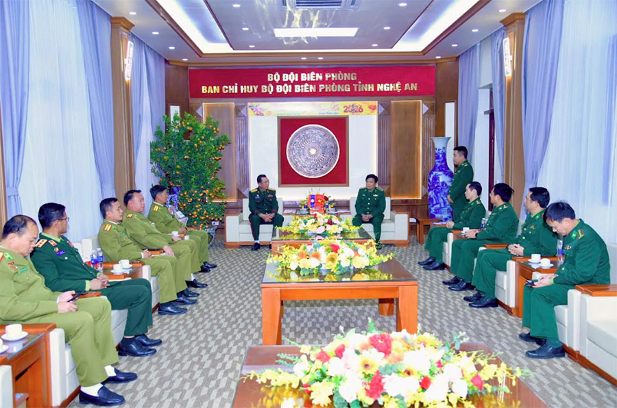Lực lượng vũ trang Lào thăm, chúc Tết Bộ đội Biên phòng Nghệ An