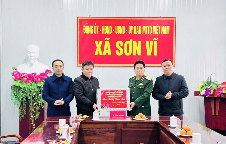Chỉ huy trưởng Bộ CHQS tỉnh Tuyên Quang thăm, chúc Tết quân - dân xã biên giới Sơn Vĩ