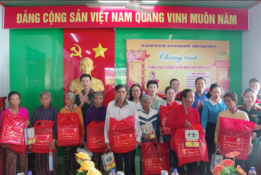 Trường Sĩ quan Thông tin phối hợp tổ chức “Phiên chợ 0 đồng - thắm tình quân dân”