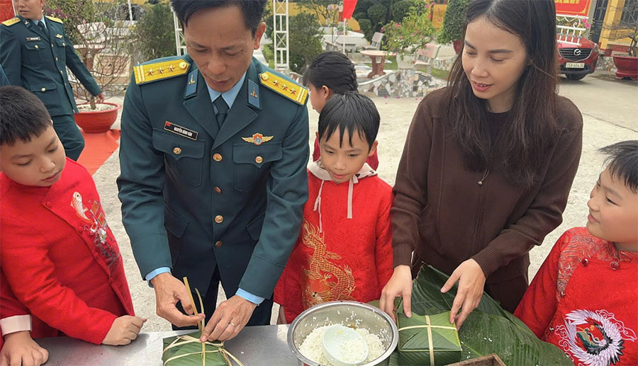  “Xuân canh trời - Tết thắm tình quân dân”