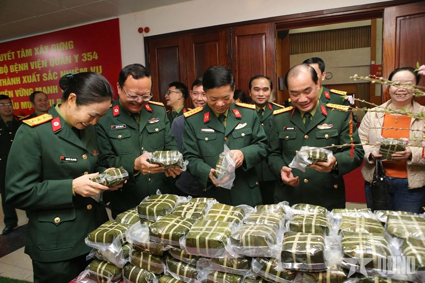 Bệnh viện Quân y 354: Ấm áp “Phiên chợ 0 đồng”