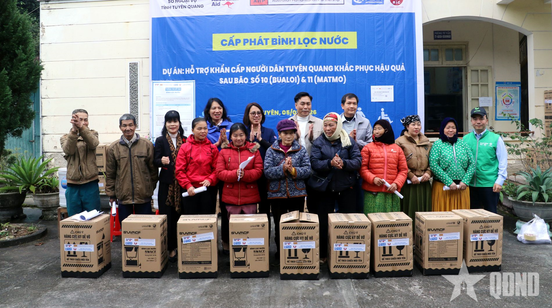 Cấp phát bình lọc nước hỗ trợ người dân xã Vị Xuyên khắc phục hậu quả thiên tai